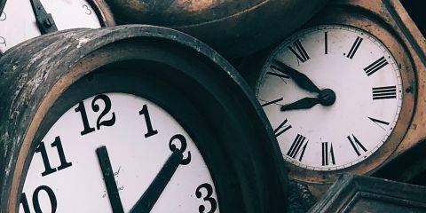 前面认识了几种常见的浅层性斑点之后，接下来就带你一起认识看起来像胎记或是长辈才有的常见斑点类型:咖啡牛奶斑和老人斑