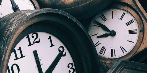 前面认识了几种常见的浅层性斑点之后，接下来就带你一起认识看起来像胎记或是长辈才有的常见斑点类型:咖啡牛奶斑和老人斑