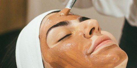 除了饮食调理淡斑，日常保养也可以自己动手DIY!本篇文章就要教你几种淡斑温和的自制面膜，让你淡斑更上一层楼。