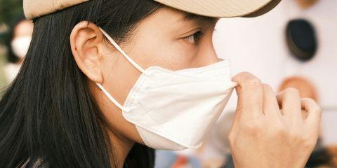 你知道吗?不同材质的口罩对肌肤的影响其实差很多!关键不在戴口罩，而在「怎么戴、戴哪种」。今天本篇文章将带你认识市面上常见的八种口罩，让你安心配戴无负担。