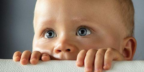 天气一热，宝宝就抓个不停，看得妳既心疼又不知道该怎么办吗?这可能是汗疹或是异位性皮肤炎在作怪。今天本篇文章就要陪你一起了解宝宝的肌肤问题，安心守护宝宝肌肤。