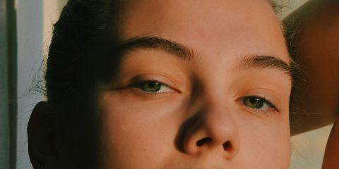 针眼等于眼睛的青春痘吗?冒出一大颗让人手超痒好想去挤一下?等等~千万不要冲动!针眼可不是普通的痘痘!今天就让本篇文章告诉你如何正确处理针眼，帮你舒缓疼痛且不留疤。