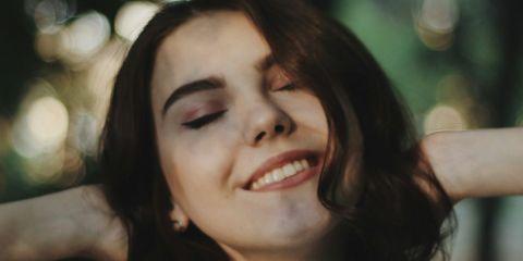 知道了嘴唇构造后，你是不是也想要好好保护双唇呢?今天就让本篇文章教你一些唇部保养技巧，让你跟干燥、暗沉、唇纹说再见。