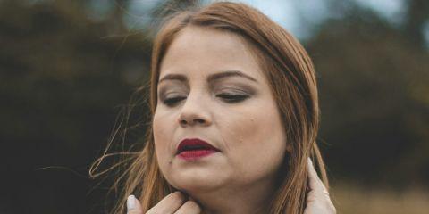 以为双下巴只是胖或是姿势不良吗?其实，它可能是健康的警示信号!今天就让本篇文章带你了解与双下巴有关的四大症状，快一起来看看吧。