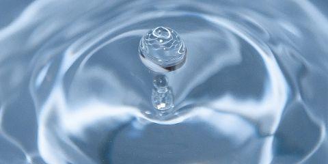 光补水还不够，真正的保湿力，还需要锁水来加持!今天就让本篇文章带你认识滋润防护的成份：维生素E与天然油脂，让肌肤轻松锁水。