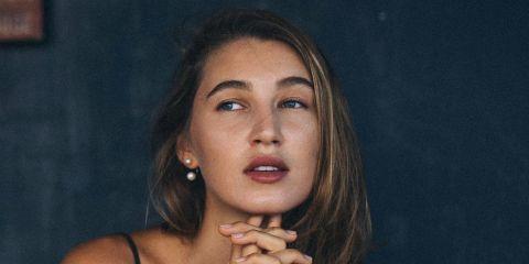 是不是站在专柜前，看着一排的妆前乳颜色一头雾水呢?紫色、蜜桃、肤色…等到底有什么差?其实不同的妆前乳，背后可是藏着专业的「色彩校正原理」。今天就让本篇文章帮你搞懂妆前乳的色彩魔法。