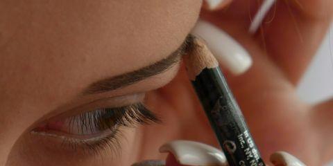 赶着出门没空完妆没关系，眉毛画对就能让素颜的妳看起来精神许多，照样自信出门。但你知道画眉前应该做好什么准备吗?现在就跟着本篇文章一起来看看吧。