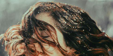 试遍各种日常小撇步，头皮屑却依然如影随形吗?别再一昧地换洗发精了，你的头皮可能不是需要清洁，而是需要深入治疗了。今天就让本篇文章告诉你如何改善头皮环境，让你和「白雪纷飞」说再见。