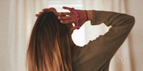 发尾一碰就分家、看起来干枯无光，让整体形象大打折扣?抹好精华、夹好发尾，一转头又是一把分岔，让你好无奈。今天就让本篇文章来教你几招，让干枯发尾跟你说再见。