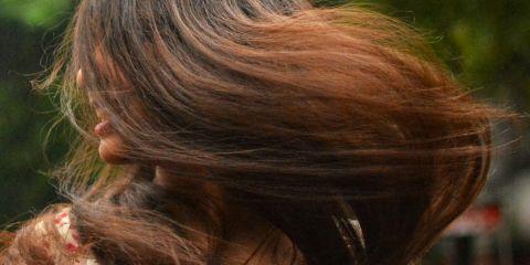 护发真的有差吗?还是只是行销噱头?在过去没有护发素的年代，发质也许自然健康，但现代女性面对染烫造型、生活压力、环境污染等，让发丝更容易毛躁断裂。而护发不只是为了柔顺，更是保护头发健康。今天就让本篇文章来为你介绍什么是护发吧。