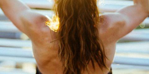 皮脂腺与汗腺是皮肤结构之真皮层中决定肤质的两种腺体，汗腺分泌的汗水和皮脂腺分泌的皮脂会在肌肤表面形成一层酸膜，是决定肤质的天然保护膜，有抑制细菌和滋润皮肤的功能。今天就让我们一起来认识汗腺的关键功能吧。