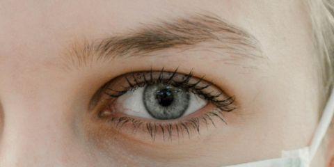 单眼皮让你看起来疲惫无神，总想让眼睛看起来更大、更有精神？双眼皮手术是许多女性打造理想眼型的热门选择。今天就让本篇文章来为你介绍医美中的双眼皮手术疗程吧。