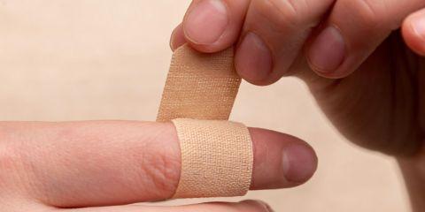 是不是常常一个不小心就留下疤痕，不管是撞伤、烫伤还是手术后，都让肌肤看起来坑坑疤疤？别担心～现在透过医美中的修疤手术，就有机会淡化甚至消除疤痕！快跟着本篇文章一起了解一下吧!