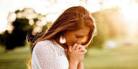 肌肤总是干干的，上妆不服贴老是卡卡的吗?想要肌肤水润Q弹、摆脱干燥细纹，补水保湿绝对不能少了玻尿酸!现在就跟着本篇文章一起认识玻尿酸，让肌肤补满水吧。