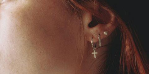 已经拥有多处耳洞的你，正在寻找更独特的搭配方式吗?星座式排列、轨道款式，甚至贯穿式耳洞，都是近期备受关注的造型选择。今天本篇文章就来带你认识个些别具风格的耳洞款式吧。