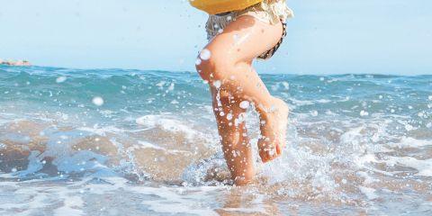 夏天来了，周末忍不住跳进泳池里消暑放松的你，是不是发现戏水后耳朵开始感到胀痛?这可能是因为戏水引起的「游泳耳」。今天就让这篇文章带你认识一下什么是游泳耳吧。