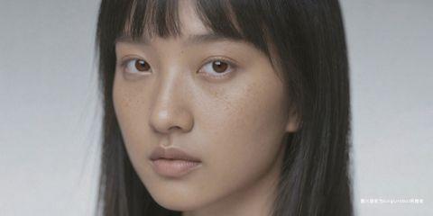 肤色是肌肤健康与年轻感的重要指标。然而，现代人因生活压力、环境污染与作息不佳，
常出现暗沉、蜡黄或泛红等肤色问题。
这些状况不仅影响外观，背后更可能反映皮肤屏障、血液循环甚至内分泌的失衡。
本文将解析三大常见肤色异常的成因与保养对策，帮助读者建立全面护理观念。