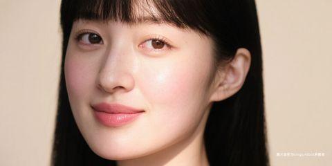 皮肤的健康状态取决于「油水平衡」，即皮脂与水分在角质层中的相对协调。当皮脂过多或水分不足时，容易出现外油内干、毛孔粗大或敏感不适等问题。想要真正改善，并非单靠单一产品，而是需要在日常护肤流程中，循序渐进地调整。以下将从清洁、保湿、防护三大层面，拆解实际可行的方法。