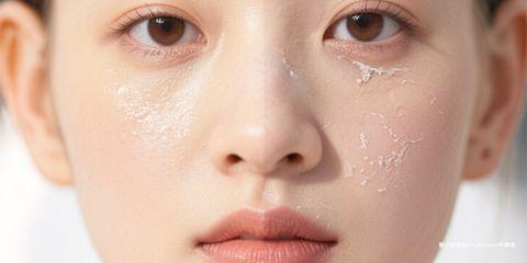 许多人在不同季节会出现截然不同的肤质困扰：夏季容易满脸油光，冬季则干燥脱皮。这种「季节性肤况波动」其实与 油水平衡失调 有密切关系。皮肤作为人体最大的屏障，必须随着环境变化而调整。但若适应力不足，就会导致出油或缺水问题加剧。理解其原理并采取相应的保养方法，是换季护肤的核心。