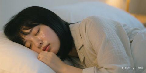 在谈到肌肤健康时，人们常将焦点放在保养品、清洁方式与饮食调整，但其实 睡眠与压力管理 也是影响油水平衡的重要隐形因素。从皮肤科学的角度来看，皮肤与神经、内分泌系统密切相关，作息不规律或精神压力过大，都可能导致皮脂分泌异常与角质层含水量下降，进而破坏皮肤屏障。