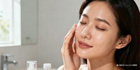 敏感肌的核心问题多半来自于皮肤屏障功能受损。当角质层无法有效锁住水分，皮肤便会出现干燥、脱屑、紧绷，甚至伴随红、痒与刺痛等症状。因此，补水与保湿不仅是敏感肌日常保养的基础，更是稳定肌肤、减少过敏反应的关键步骤。本文将解析敏感肌如何正确补水，并提供专业的操作指南。