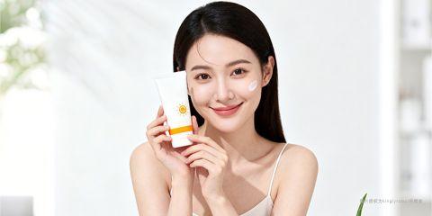 敏感肌是一种常见的肤质特征，表现为肌肤屏障功能脆弱，容易因外界刺激而出现泛红、干痒或刺痛反应。紫外线是影响肌肤健康的重要外因，不仅会导致晒伤、光老化，还可能加剧敏感症状。然而，许多人在挑选防晒产品时，却担心化学成分引起刺激，进而陷入「要防晒却怕防晒」的矛盾。本文将解析敏感肌如何正确且安心地进行防晒。