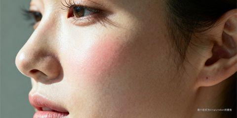 敏感肌是一种常见的肤质状态，特征为皮肤屏障脆弱、耐受度低，容易因环境变化、压力或不当护肤而出现红、痒、刺痛等不适。除了专业护理与正确保养外，日常生活中的小习惯也能在潜移默化中减少刺激，帮助肌肤恢复稳定。以下将介绍五个简单却有效的生活习惯，为敏感肌带来更全面的保护。