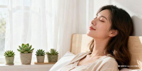 女性在孕期与产后，体内荷尔蒙水平剧烈变化，皮肤状态也随之发生波动。部分女性会出现肤质改变，尤其是敏感度提升，常见症状包括干燥、泛红、瘙痒甚至突发性过敏反应。在这段特殊时期，保养重点不仅是维持肌肤稳定，更要兼顾安全性，避免成分对孕妇或胎儿造成潜在风险。本文将解析孕期与产后敏感肌的特点，并提供安全有效的保养原则。