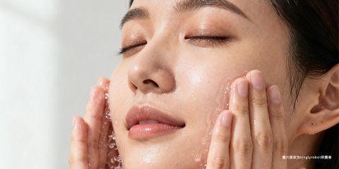 黑头粉刺（Blackheads）是最常见的肌肤困扰之一，尤其容易出现在鼻头、额头与下巴等油脂分泌旺盛部位。黑头的形成与皮脂分泌过多、角质堆积和毛孔堵塞有关，而日常清洁不当更是导致黑头反覆生成的主要原因。要改善黑头，正确的洗脸方式可说是第一步，也是最关键的基础。本文将从皮肤学角度解析如何正确洗脸，帮助减少黑头生成。