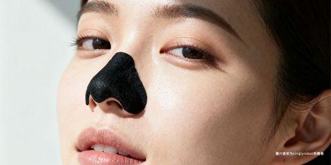 黑头贴（Pore Strips）是市面上常见的清洁产品，主要用于鼻翼、额头和下巴等黑头粉刺集中部位。许多人喜欢它「一撕就干净」的视觉效果，认为能快速解决草莓鼻问题。然而，黑头贴是否真正有效，是否适合长期使用，仍存在争议。本文将全面剖析黑头贴的作用机制、优点与风险，帮助读者正确认识这项产品。