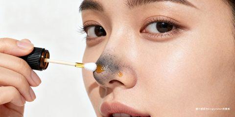 随着天然护肤概念盛行，精油被许多人视为解决黑头粉刺的潜在方法。市面上常见的茶树油、薰衣草油、迷迭香油等，都被标榜具有控油、抗菌或净化毛孔的功效。然而，精油是否真的能有效改善黑头？其安全性与科学依据如何？本文将从皮肤学角度深入剖析精油与黑头的关系。