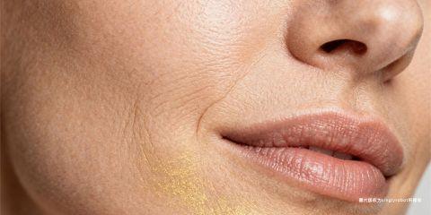 细纹是肌肤老化最早显现的征兆之一，特别容易出现在一些「黄金区域」眼周、嘴角与额头。这些部位因结构特性与表情活动频繁，往往比其他地方更早出现纹路。认识这些区域的细纹成因与特征，有助于及早采取预防与保养措施。