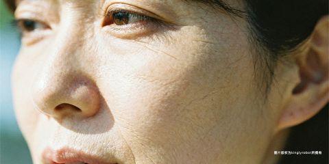 细纹的成因众多，其中「干燥细纹」是最常见、也最容易改善的一种。当角质层水分不足时，皮肤失去弹性，表面出现浅浅的纹路，看起来比实际年龄更显老。不同于因胶原蛋白流失造成的深层皱纹，干燥细纹透过正确补水与保湿策略，即可获得显著改善。本文将解析干燥细纹的形成机制，并说明如何透过补水达到护肤效果。