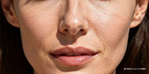 细纹与皱纹的出现，不仅是自然老化的结果，更与长期紫外线照射密切相关。研究显示，皮肤可见老化现象中，超过八成与紫外线有关，这种现象被称为「光老化（Photoaging）」。紫外线能破坏胶原蛋白与弹力纤维，使皮肤失去弹性与支撑，进而加速细纹形成。由此可见，防晒不仅是预防晒黑，更是抗老的核心。