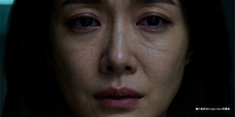 细纹与皱纹的出现，通常与年龄增长、紫外线照射及胶原蛋白流失有关。然而，许多人在年纪尚轻时，就因为长期熬夜与高压生活，提早出现细纹。这些生活习惯为什么会让肌肤快速老化？答案在于它们对荷尔蒙分泌、皮肤修复与自由基产生的影响。