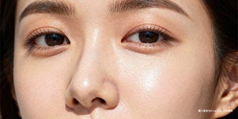 细纹的出现，往往让肌肤显得疲惫与老化，其中「缺水」是最常见且最容易被忽略的原因之一。人体约有 60% 由水分组成，而皮肤更是依赖水分来维持柔软与弹性。一旦水分不足，皮肤便会失去饱满支撑，细纹因而浮现。本文将从科学角度解析水分摄取如何影响肤质与细纹，并探讨内外兼顾的补水方法。