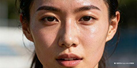 细纹的生成与胶原蛋白流失、皮肤屏障受损及生活习惯密切相关。除了保养品与医学疗程，近年来越来越多研究指出，规律运动透过改善血液循环与新陈代谢，对延缓细纹形成具有正面效果。本文将从皮肤生理学的角度，解析运动与细纹之间的关系。