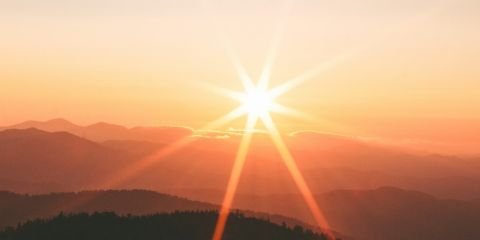 阳光、水、空气虽然是生活中不可或缺的三元素，但你知道吗?其实阳光中的紫外线也在我们每天接触阳光的同时偷偷留下岁月催化的痕迹，也就是我们所说的「光老化」，现在就让我们来了解一下吧!