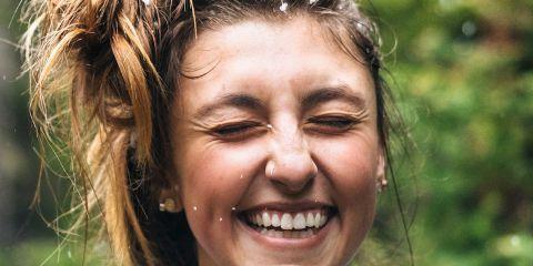 人一旦开始老化就会渐渐产生皮肤皱纹,这是无法避免的也是每个人都须经历的。虽然皱纹代表流失的岁月,但若是可以让肌肤持续保持十八岁的青春样貌,为什么不呢?但想要有效抗老抚平皱纹之前,先让我们一起了解皱纹的成因吧。