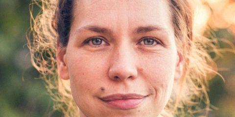 没想到吧!不是只有皱眉,连大笑的瞬间也可能让川字纹悄悄的定格在你的眉心!今天就让本篇文章带你一起来了解川字纹的形成原因吧。