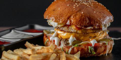 每天忙到没空好好吃饭,只靠咖啡、甜食撑过一整天?小心这些食物已经默默惹毛了你的肌肤。今天本篇文章就带你认识哪些是地雷食物,还有几个饮食小技巧,帮你忙碌中也能聪明吃、稳定肤况。