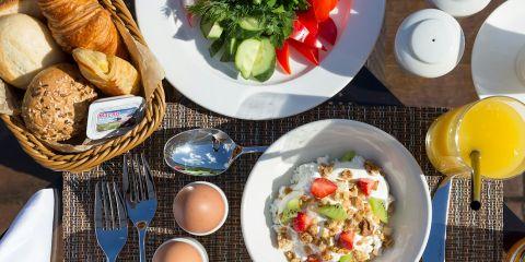 想要延缓老化,抗自由基绝对是关键的一步。除了要改掉让自由基失衡的坏习惯外,其实透过「吃」也可以平衡自由基!今天本篇文章整理出六种抗自由基食物,帮你打造身体的抗老防线。