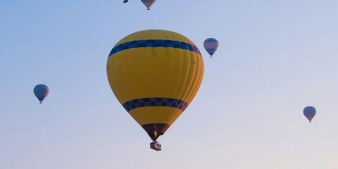 听过「25岁后胶原蛋白会流失」这句话好多次了吧?也在医美诊所打过玻尿酸,想让脸澎一点,也是很多人的抗老日常。在你在补充之前是否已经搞懂他们在肌肤里的功能呢?今天就让本篇文章带你认识它们在肌肤中的真实作用吧。