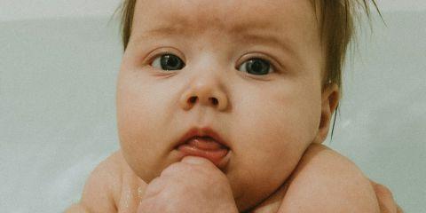 怎么洗都哭闹不停,到底是宝宝不想洗,还是我时间抓错了?洗澡这件看似简单的小事,对新手妈妈却是每天的难题。今天本篇文章就来帮你找出宝宝最舒服的洗澡时机,让沐浴时间不在是亲子大考验。