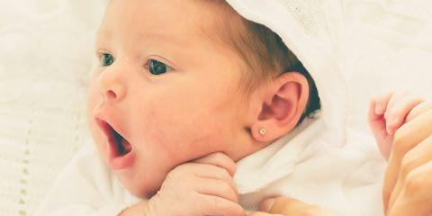 确定了宝宝的洗澡黄金时间后,进到浴室的妈妈妳是不是又开始茫然:「水要多热?先洗头还是身体?」,没关系,今天本篇文章就直接告诉你宝宝洗澡的水温与流程,简单几招让妳轻松招架。