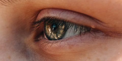 虽然睫毛又浓密又迷人,但如果总是戳到眼睛,实在让人超困扰的!即便每天花时间夹睫毛,还是无法阻止它们内弯该怎么办?今天就跟着本篇文章来了解究竟是什么原因造成睫毛倒插吧。