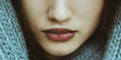 护唇膏涂了又涂,还是没办法救回干燥的双唇吗?今天本篇文章就来告诉你让嘴唇重新水润的小技巧以及挑选护唇膏的小窍门,轻松维持健康唇部。