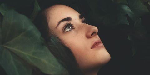 想要告别双下巴,重获紧致的下额线吗?今天本篇文章就来教你几招简单易学的日常伸展运动与穴位按摩,让你轻松摆脱双下巴。