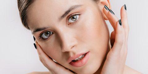 最近总是觉得脸部紧绷、干燥甚至脱皮?上妆时怎么擦都觉得不够服贴、缺乏滋润?是不是还在怀疑自己是不是干性肌肤呢?别担心~今天就让本篇文章来带你分析你是哪种干性肌肤吧!