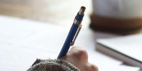 干肌女孩快看过来~刚刚发现自己是干性肌肤,是不是有点手足无措,突然不知道要怎么保养了呢?别担心,今天本篇文章就来告诉你几个干肌护肤小技巧,让你轻松养出水嫩肌。